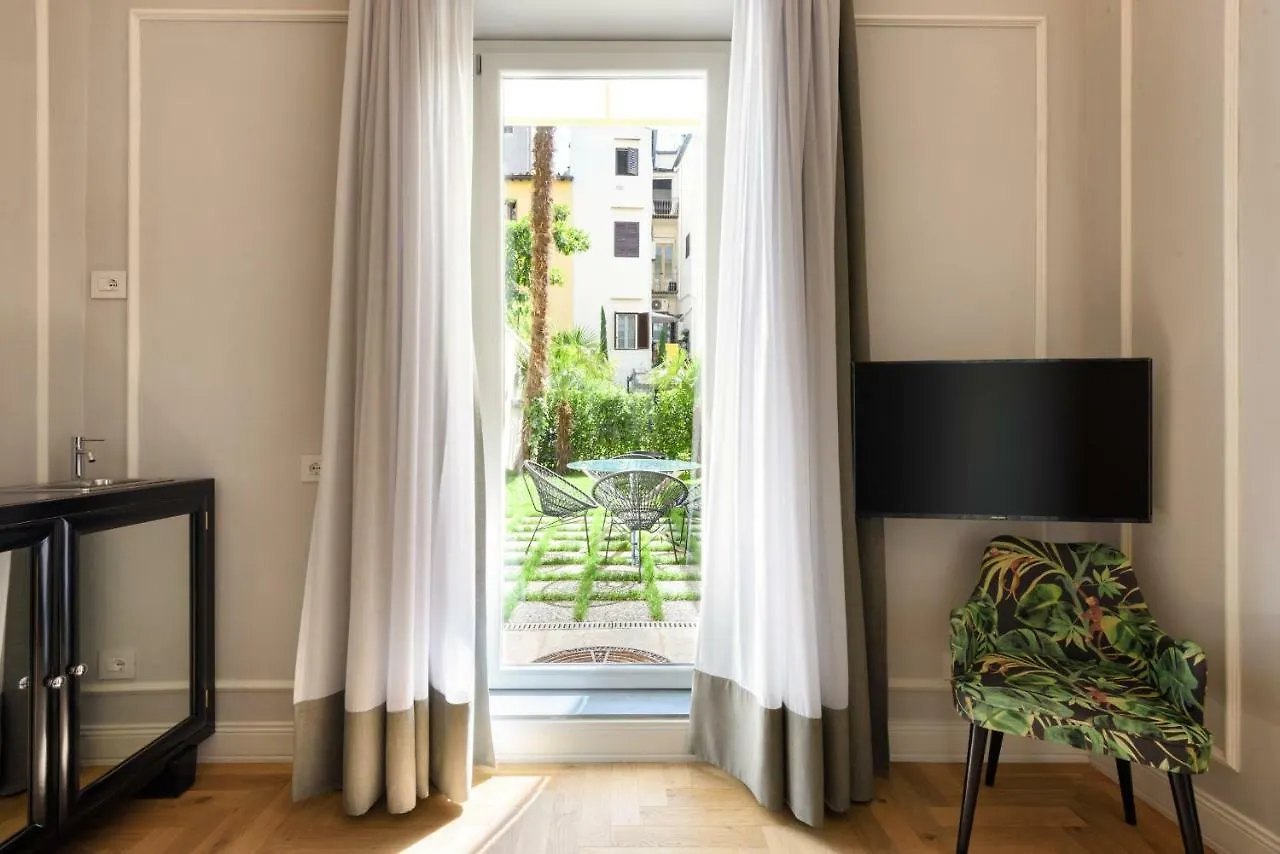 Vivaldi Luxury Suites Florenz 0*,